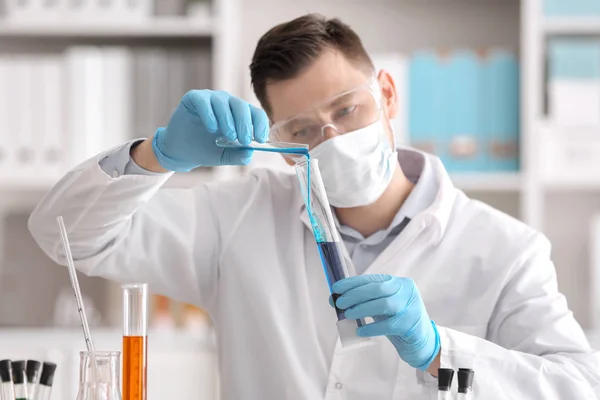 Cientista Derramando Amostra Cor Cilindro Graduado Laboratório — Fotografia de Stock