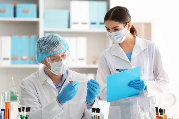 Científicos Trabajando Laboratorio — Foto de Stock