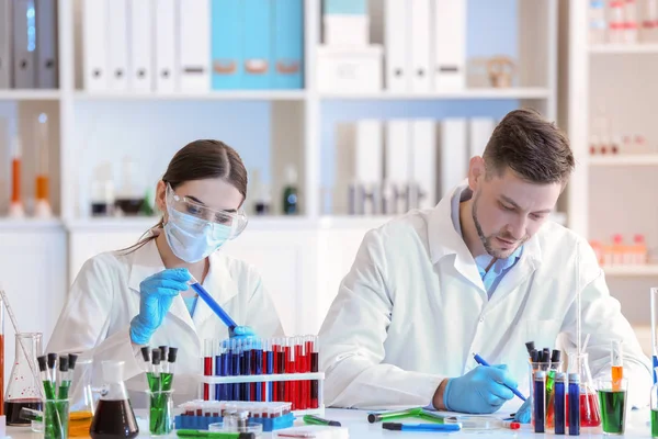 Científicos Trabajando Laboratorio — Foto de Stock