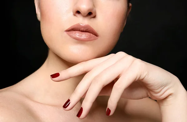 Mujer Joven Con Hermoso Maquillaje Profesional Manicura Sobre Fondo Negro — Foto de Stock