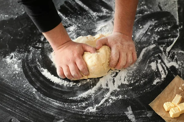 Piekarz Wyrabia Ciasto Stole Kuchni — Zdjęcie stockowe