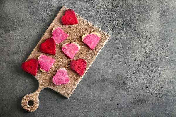 Holzplatte Mit Herzen Aus Frischem Rettich Und Rüben Auf Grauem — Stockfoto