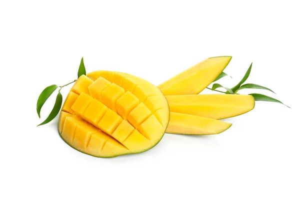 Tagliare Mango Maturo Sfondo Bianco — Foto Stock