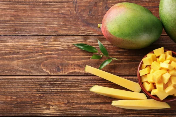 Mangos Enteros Cortados Sobre Fondo Madera — Foto de Stock