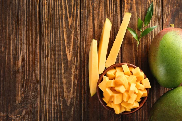 Mangos Enteros Cortados Sobre Fondo Madera — Foto de Stock