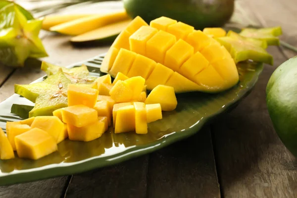 Plate Pieces Fresh Mango Starfruit Wooden Table Closeup — Stock Photo, Image