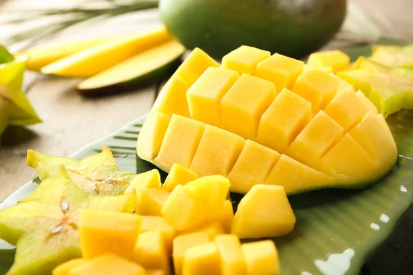 Skär Färsk Mango Och Carambola Starfruit Plattan Närbild — Stockfoto