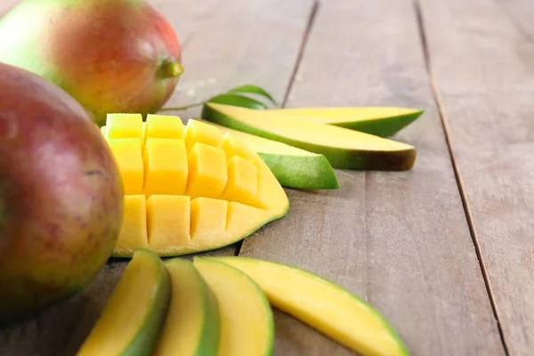 Mangos Enteros Rodajas Sobre Fondo Madera — Foto de Stock