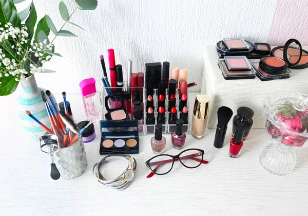 Set Cosméticos Decorativos Con Pinceles Maquillaje Sobre Mesa Interior — Foto de Stock