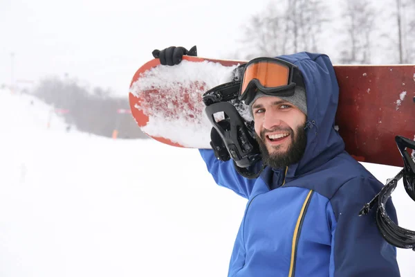 Αρσενικό Snowboarder Πλαγιά Στο Χειμερινό Θέρετρο — Φωτογραφία Αρχείου