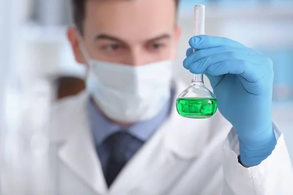 Matraz Ensayo Para Científicos Con Muestra Laboratorio — Foto de Stock