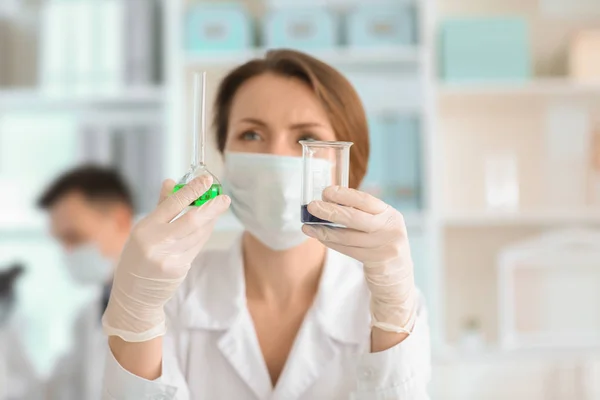 Scientifique Tenant Des Flacons Essai Avec Échantillon Laboratoire — Photo