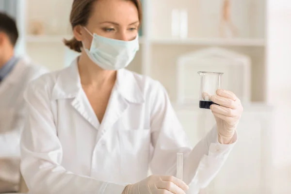 Científico Sosteniendo Vaso Vidrio Con Muestra Laboratorio — Foto de Stock