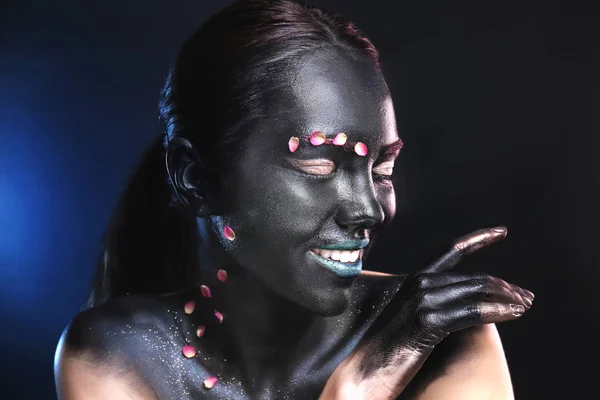 Retrato Bela Jovem Com Maquiagem Surreal Fundo Escuro — Fotografia de Stock