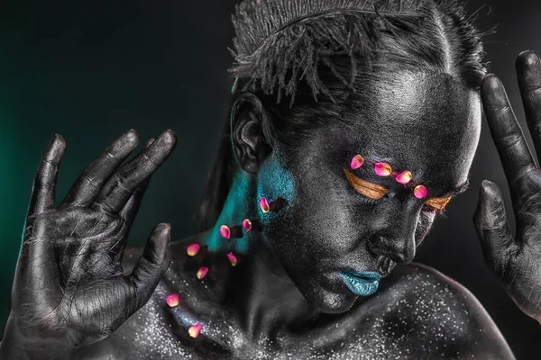 Retrato Una Hermosa Joven Con Maquillaje Surrealista Sobre Fondo Oscuro — Foto de Stock