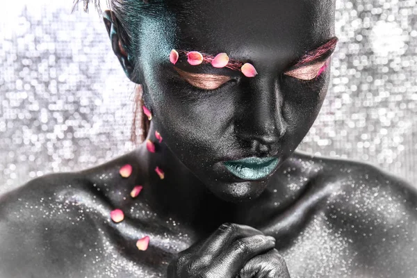 Hermosa Joven Con Maquillaje Surrealista Sobre Fondo Plateado — Foto de Stock