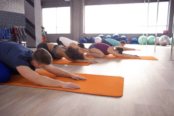 Gençlerin Spor Salonunda Yoga Yaparken — Stok fotoğraf