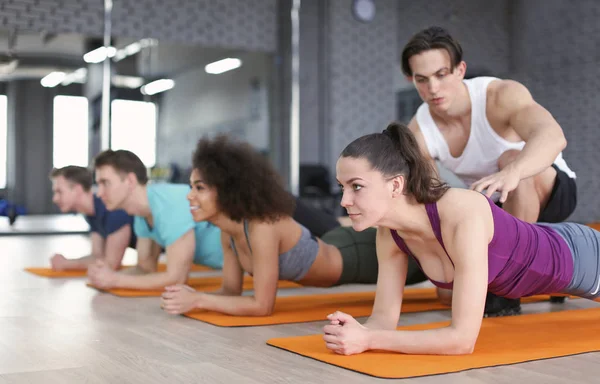 Sportig Unga Människor Gör Övning Gymmet — Stockfoto