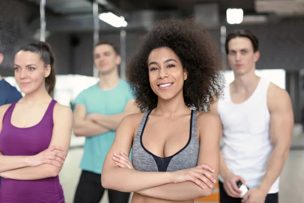 Menina Desportiva Com Grupo Atletas Ginásio — Fotografia de Stock