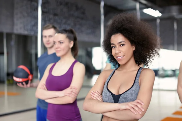 Menina Desportiva Com Grupo Atletas Ginásio — Fotografia de Stock