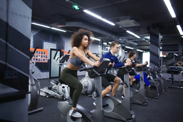 Young People Doing Exercises Elliptical Trainer Gym — Stock Photo, Image