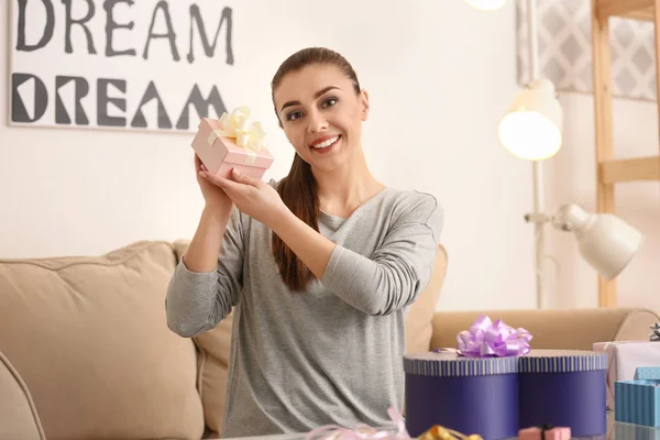 Hermosa Mujer Joven Con Cajas Regalo Casa —  Fotos de Stock