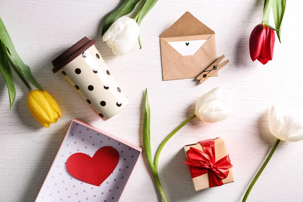 Composizione Flat Lay Con Confezione Regalo Tazza Caffè Bellissimi Fiori — Foto Stock