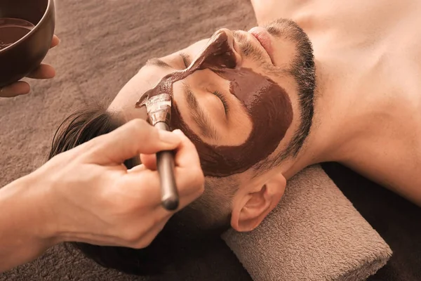 Kosmetolog Tillämpa Kosmetiska Mask Mannens Ansikte Spasalong — Stockfoto