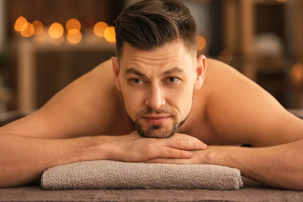 Jonge Man Ontspannen Massagetafel Spa Salon — Stockfoto