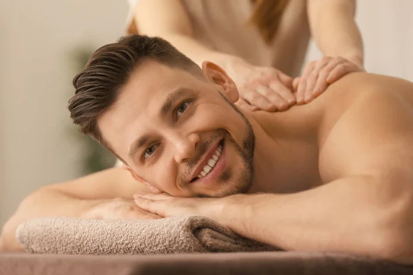 Giovane Uomo Che Riceve Massaggio Salone Spa — Foto Stock