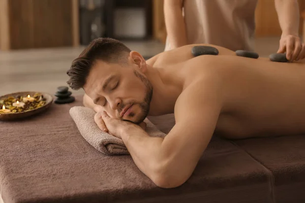 Hombre Disfrutando Masaje Piedra Salón Spa — Foto de Stock