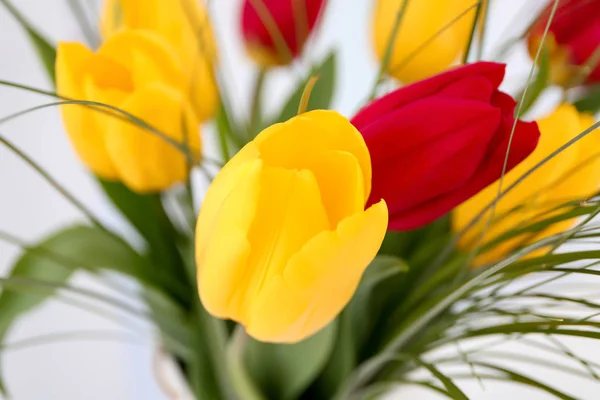 Schöner Blumenstrauß Als Geschenk Nahaufnahme — Stockfoto