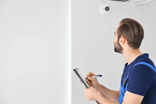 Electrician Inspecting Surveillance Camera — Stock Photo, Image