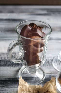 Masada lezzetli çikolata şekerleme ile cam