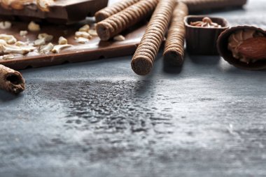 Ahşap masa üzerinde gofret kurabiyeyle lezzetli çikolata şekerleme