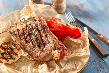 Parşömen üzerine sebze garnitür ile lezzetli et