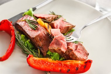 Lezzetli et tabakta sebze garnitür ile devam eder