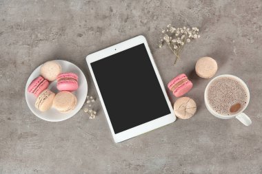 Lezzetli macarons, kahve ve tablet bilgisayar gri arka plan üzerinde fincan ile düz yatıyordu kompozisyon