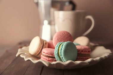 Plaka ile lezzetli macarons ve kahve masada ayarla