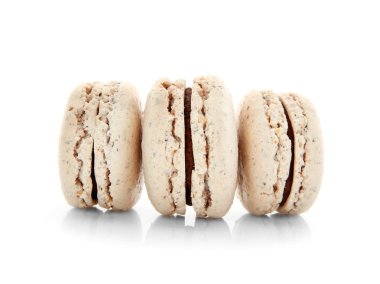 Beyaz zemin üzerine lezzetli macarons