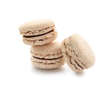Beyaz zemin üzerine lezzetli macarons