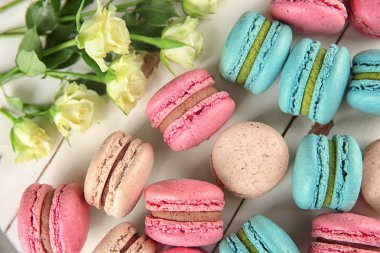 Kurulu ile lezzetli macarons ve gül, üstten görünüm