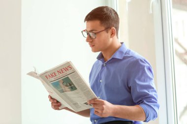 yakışıklı işadamı office gazete okuma