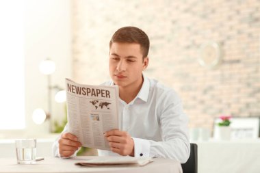 Kafede gazetede yakışıklı genç