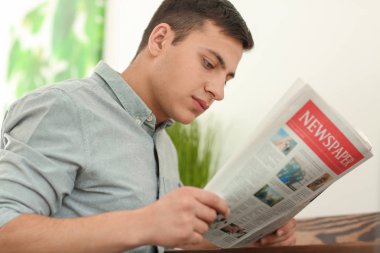 Kafede gazetede yakışıklı genç