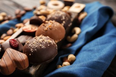 Tepsi üzerinde nefis çikolata şekerleme