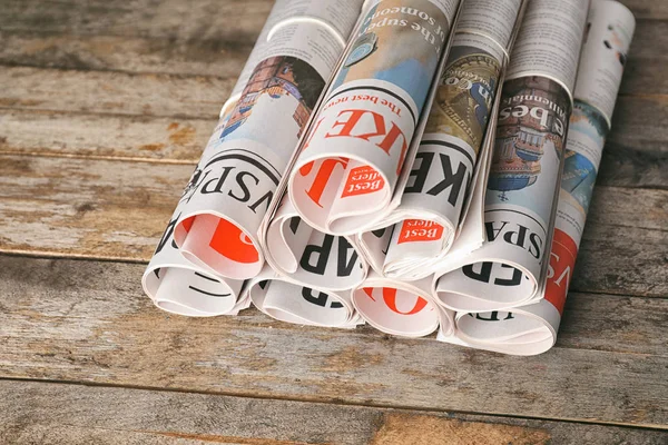 Rolled Newspapers Wooden Background — Stock Photo, Image