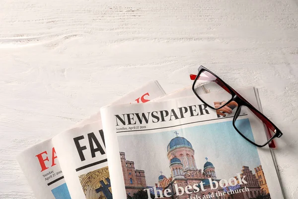 Quotidiani Bicchieri Sfondo Bianco Legno — Foto Stock