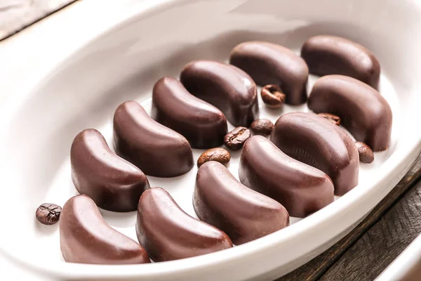 Plato Con Deliciosos Caramelos Chocolate —  Fotos de Stock