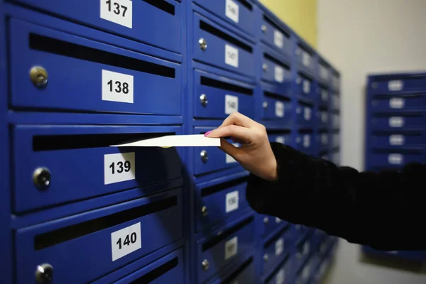 Femme Mettant Lettre Dans Boîte Aux Lettres — Photo